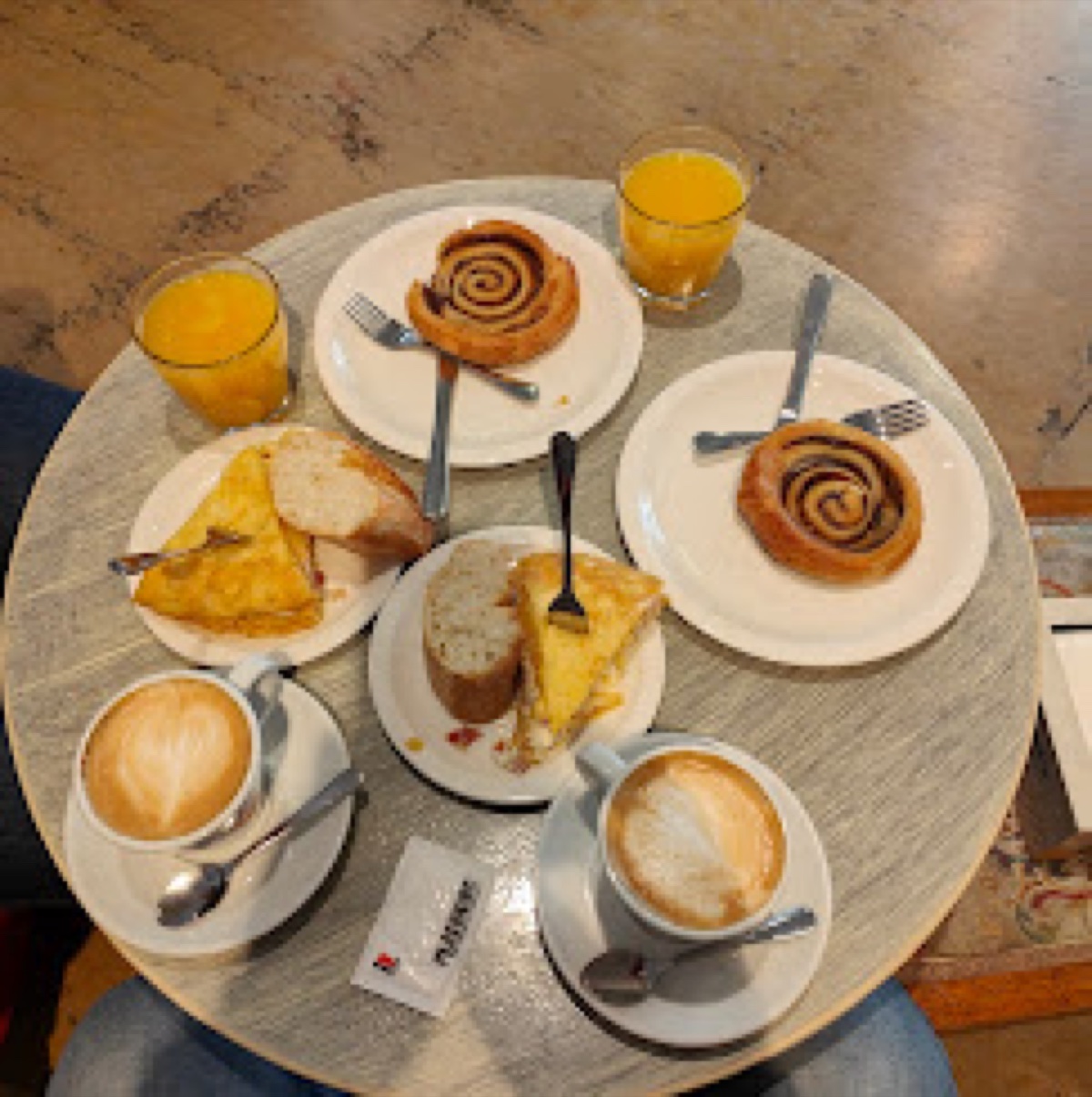 Rincón íntimo con butacas, plantas y mesas de café